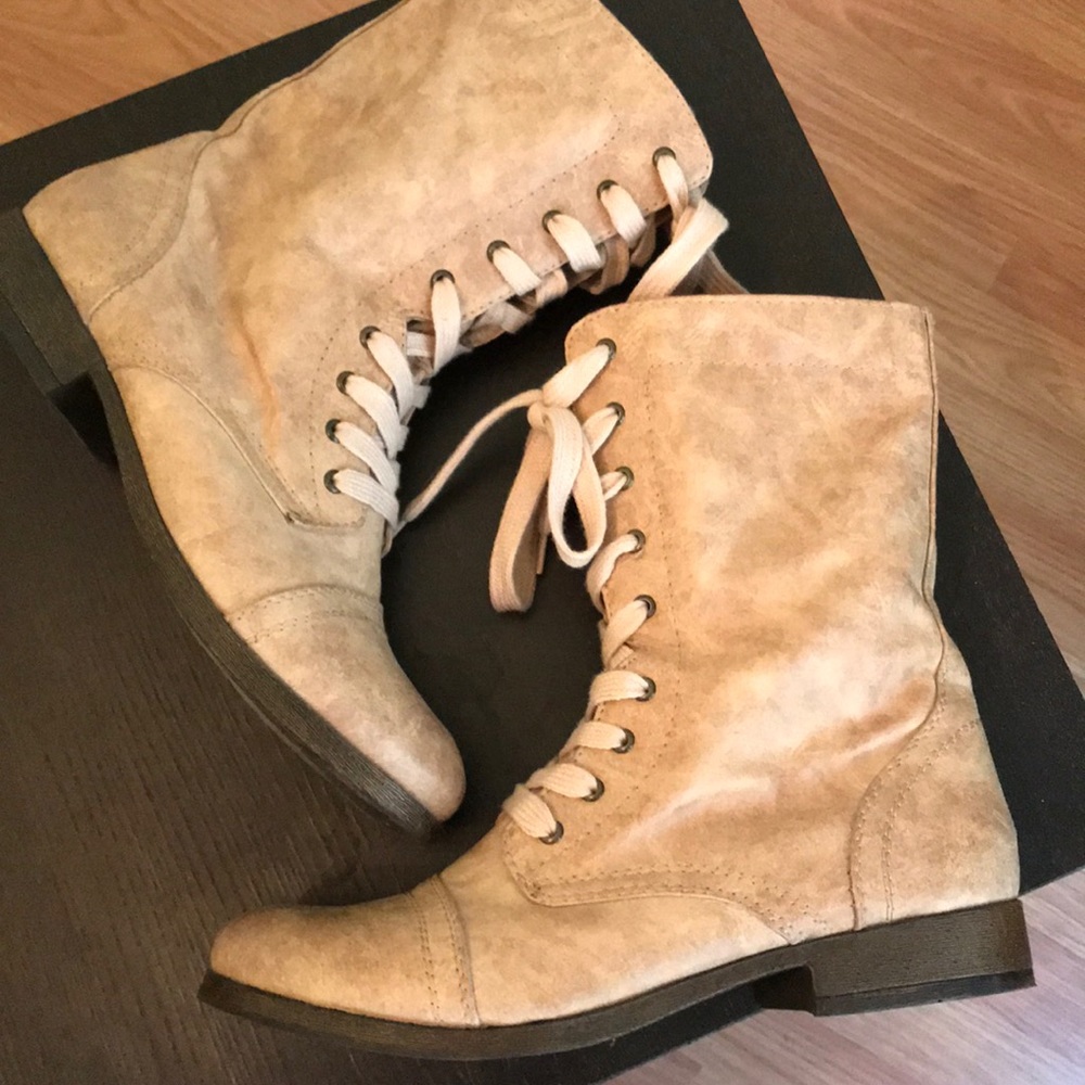 Combat boots in tan 😍